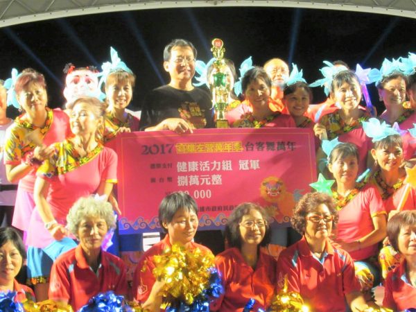 台客舞健康活力組由前鎮區活力盛興團隊獲得冠軍。（高雄市民政局提供）