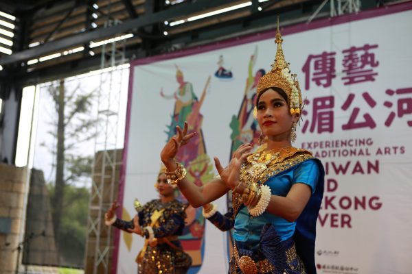柬埔寨暹粒舞蹈团表演〈神的赞美〉。（曾汉东／大纪元）