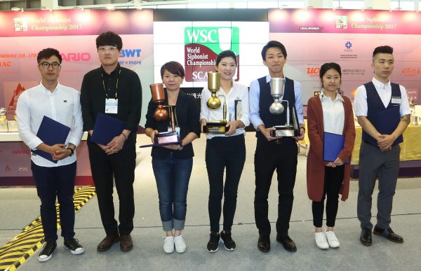 “2017世界杯虹吸咖啡大赛”台湾选手杨衣姗（中）成功夺冠。 （外贸协会提供） 