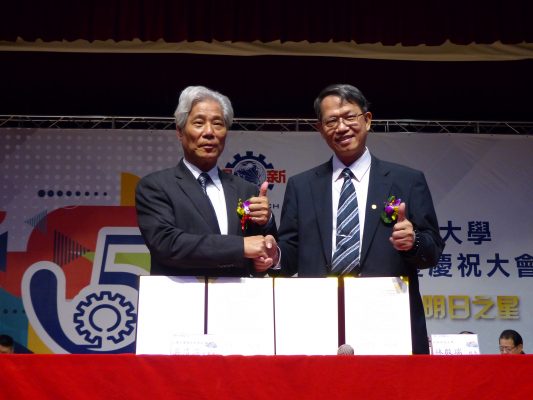明新科大校長林啟瑞(右)與三陽工業董事長吳清源(左)共同簽署產學合作意向書 。（賴月貴／大紀元）