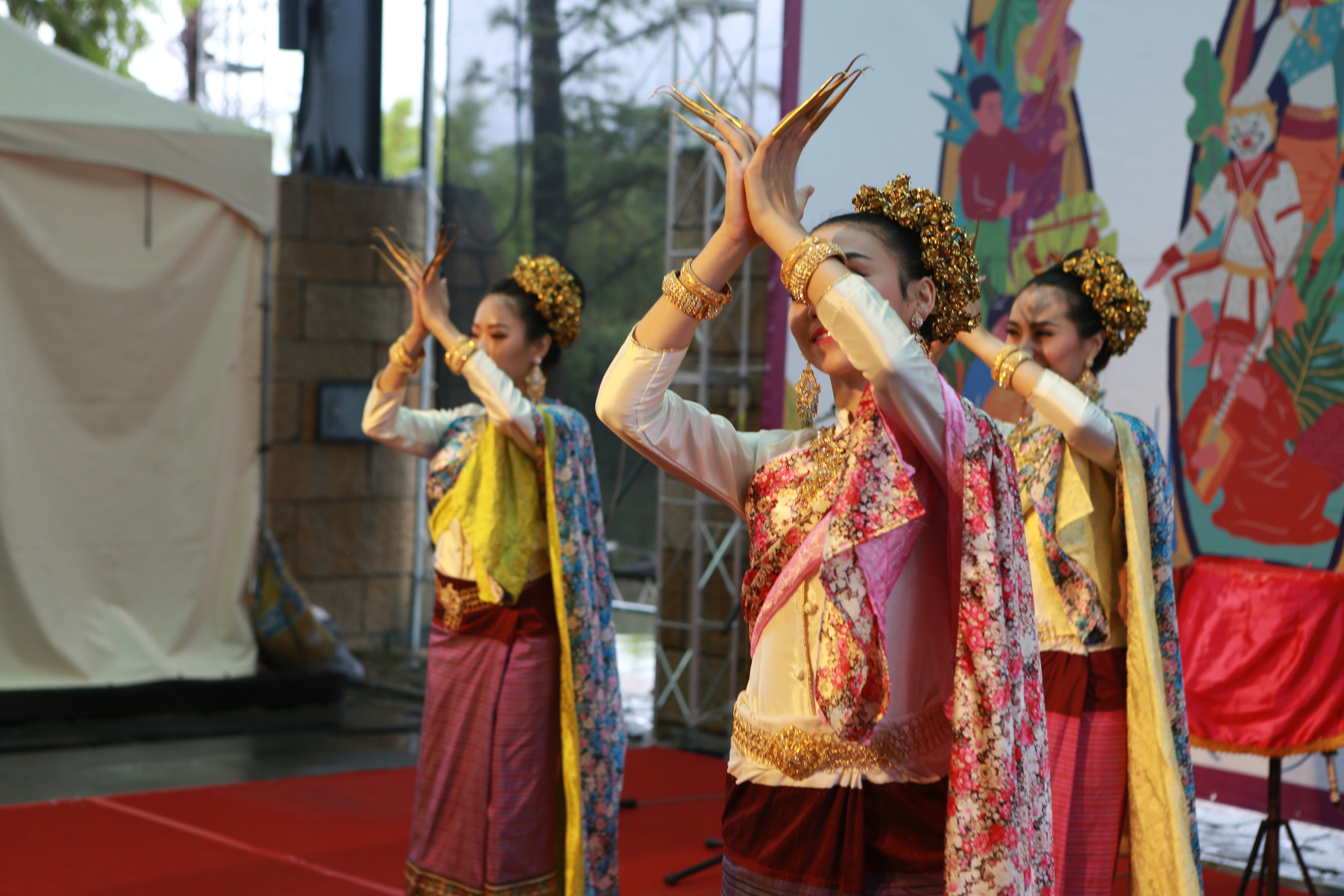 泰国泰美好南风艺术团表演《指甲舞》。（曾汉东／大纪元）