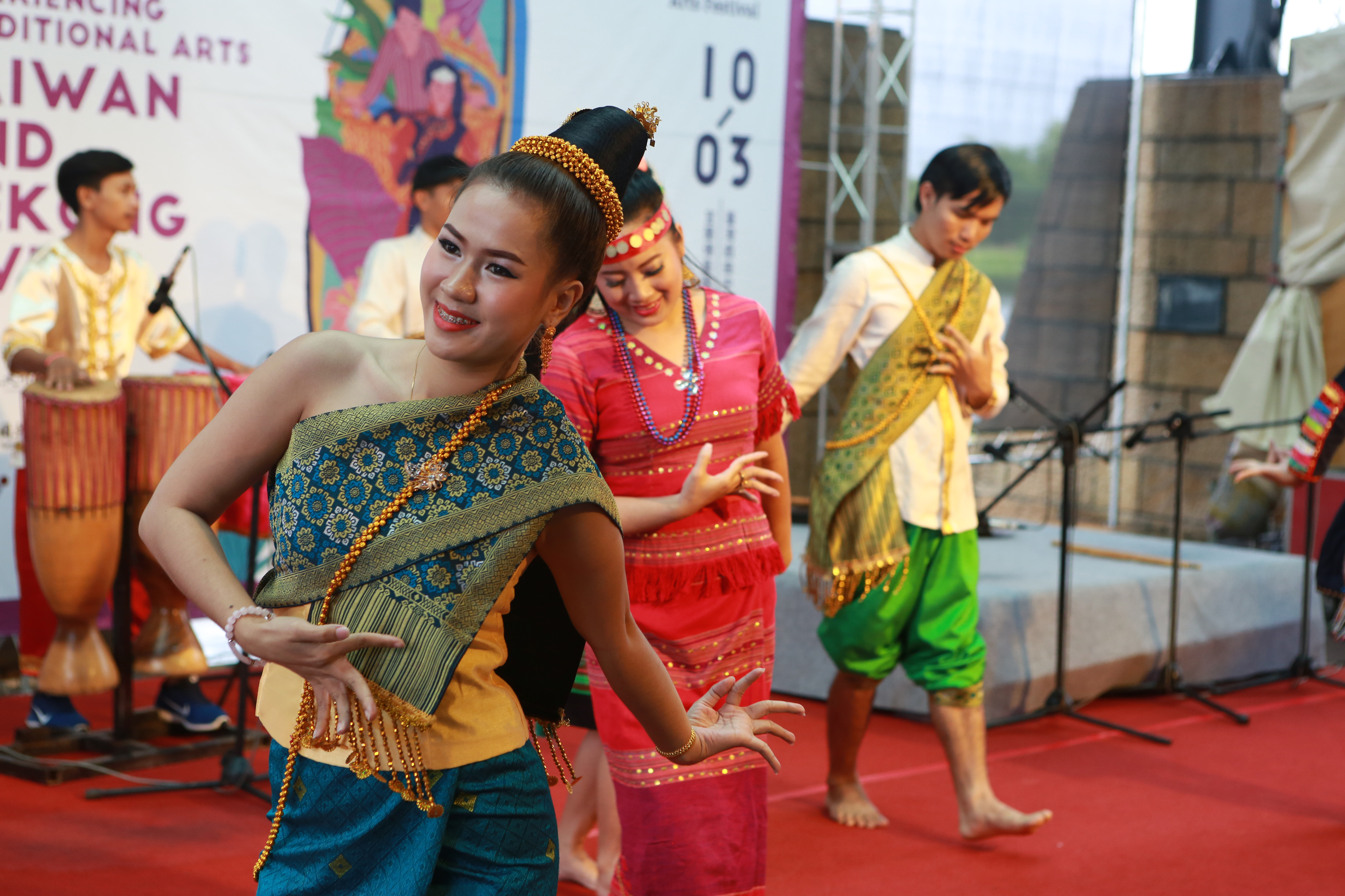 寮国传统民俗音乐团表演《五宝舞》。（曾汉东／大纪元）