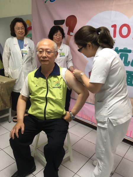 高市衛生局長黃志中接受流感疫苗接種。（高市衛生局提供）