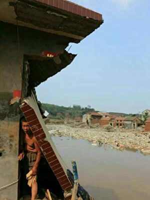 去年7月19日該村發生洪災後的情景。（村民提供）