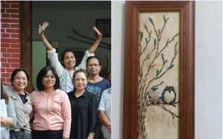 左圖後排舉雙手者為花蓮秀林鄉工藝師徐香蘭，右圖為徐香蘭的樹皮畫作品。（東華大學提供）