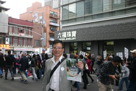 游行的负责人黄华清说：“马泰年轻有为，喜爱中国文化，若这次竞选成功，会致力于服务社区，甘为华人效力。”