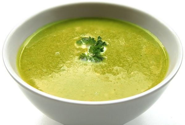 綠色的蔬菜湯，濃稠而且不膩。(pixabay)