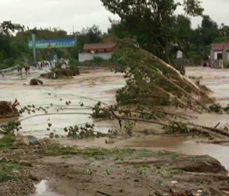 去年7月19日該村發生洪災時的情景。（村民提供）