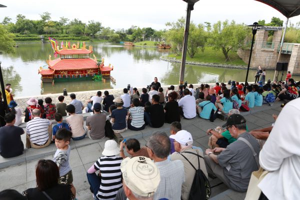 越南金龍水傀儡劇團10月5日上午在宜蘭傳藝園區內河道開演。（曾漢東／大紀元）