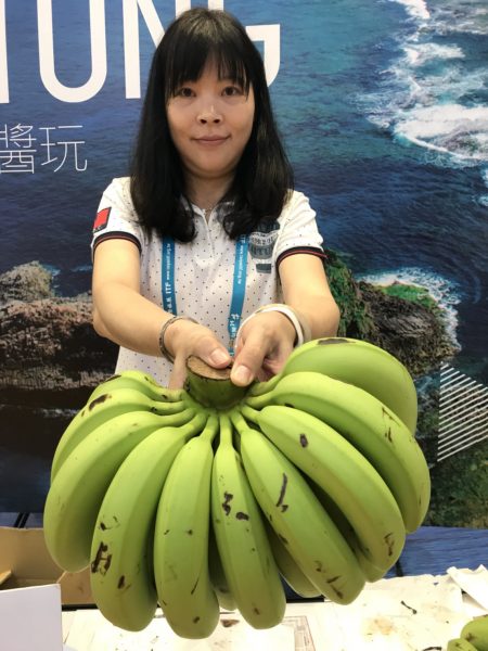 有业者举办赠送香蕉的活动，吸引不少民众参加。