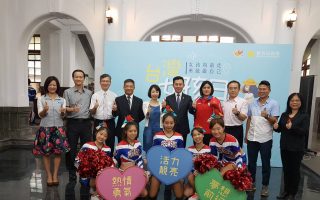 竹市女孩日系列活動邀請全國首位奧運女子拳擊好手陳念琴（後排右四）代言 。（林寶雲／大紀元）