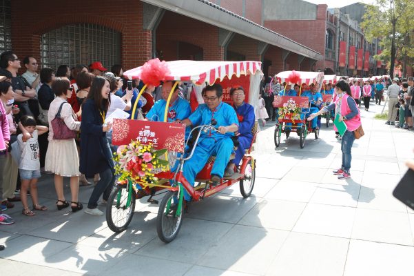 由簡松樹鄉長、鄉民代表、各村村長及貴賓擔任車夫的人力車隊。（曾漢東／大紀元）