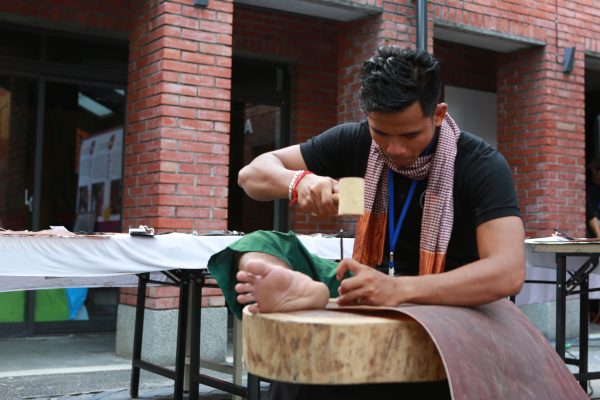 柬埔寨工藝師Sorn Soran現場使用牛皮、柯多樹皮Bambu手作傳統皮影。（曾漢東／大紀元）