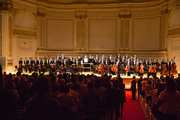 10月15日下午，神韵交响乐团2017巡演来到纽约卡内基大厅（Carnegie Hall）隆重上演。神韵交响乐团演出谢幕，全场观众起立鼓掌。（戴兵／大纪元）