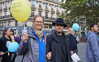 9月30日下午，专门从德国中部来到巴黎的贝蒂娜（Bettina Schwarz）和丈夫一起参加了欧洲法轮功的反迫害游行。（祝兰／大纪元）