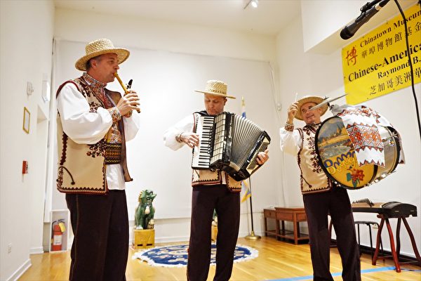 三位烏克蘭裔音樂家表演民族音樂。（溫文清/大紀元）