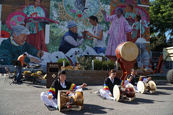 10月4日，宾州亚裔老人服务中心PASSi举办壁画揭幕剪彩及中秋庆祝仪式，当天提供了不同族裔的文艺表演及美食。
