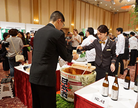 日本酒造组合中央会10月1日举行日本全国一齐“日本酒干杯”活动，推广日本酒。图为东京主会场的情景。（卢勇／大纪元）