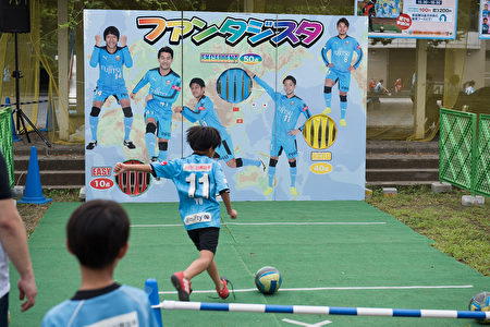 川崎前锋主场赛前，在球场外，球队和球迷团体会举行各种活动，让大家玩的愉快。（野上浩史／大纪元）
