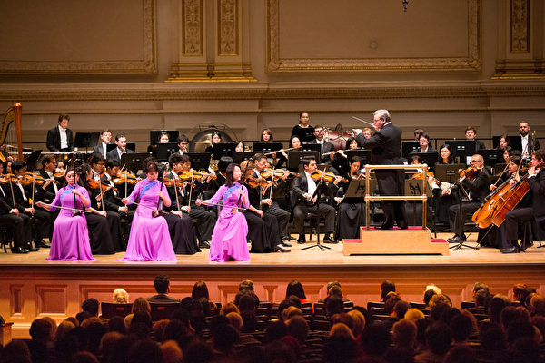 10月15日下午，神韵交响乐团2017巡演来到纽约卡内基大厅（Carnegie Hall）隆重上演。图为二胡演奏家戚晓春、孙璐与王真的演出。（戴兵／大纪元）