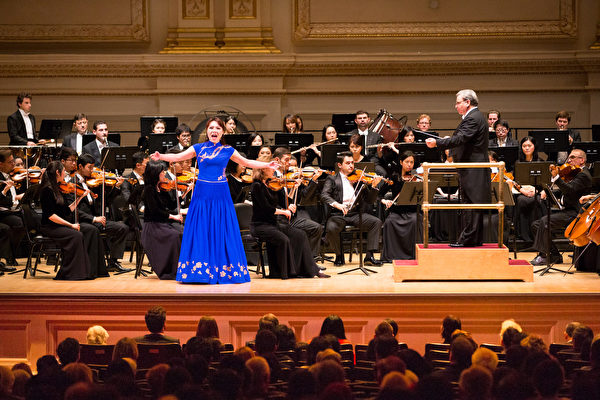 10月15日下午，神韵交响乐团2017巡演来到纽约卡内基大厅（Carnegie Hall）隆重上演。图为女高音歌唱家耿皓蓝的演出。（戴兵／大纪元）