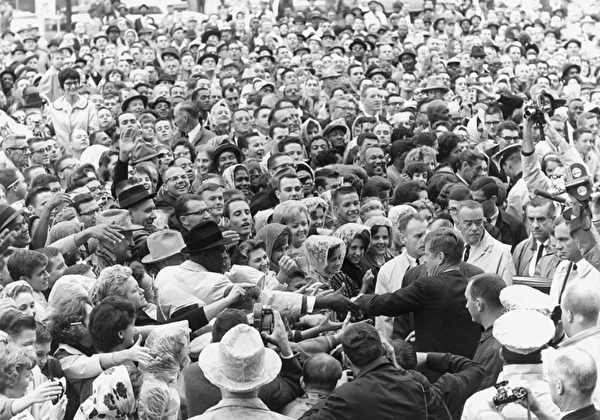1963年11月22日下午12時30分，肯尼迪在得克薩斯州達拉斯遇刺。（維基百科公有領域）