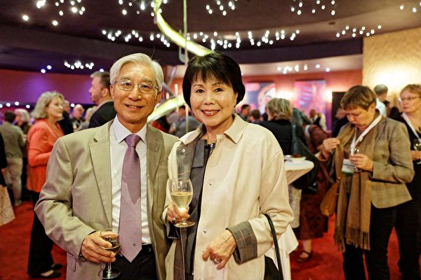 宾州亚裔老人服务中心（PASSi）创办人兼总裁崔英佳女士（Im Ja Choi）（右）与董事会成员Pat Modafferi（左）于9月18 日至21日出席了在瑞士蒙特勒举办的2017年全球老龄化机构颁奖会。（PASSi提供）