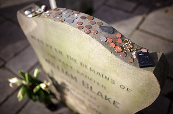 在墓碑上放置硬幣，是為了表達對已故軍人的尊重，對軍人家屬也是一種鼓勵。(Matthew Lloyd/Getty Images)