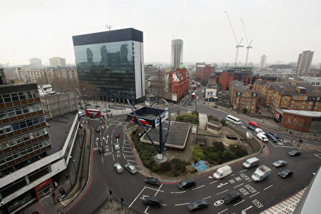 位於英國倫敦Shoreditch的轉盤，此處是高科技公司聚集區域。看看地上複雜的標示，是不是還沒開車、已經暈了。( Oli Scarff / Getty Images)