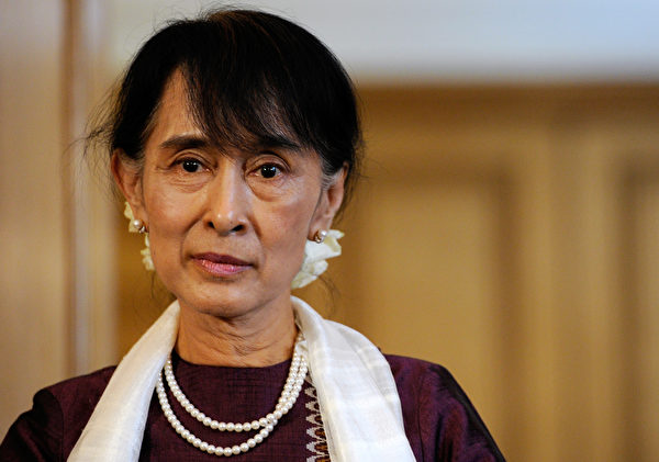 成也人權，敗也人權。 昂山素季因為積極推動緬甸的民主人權而獲得諾貝爾獎。但是近日，她因為人權問題而被遭遇挫折。母校牛津大學將她的肖像取下，牛津市取消了她的榮譽市民的稱號。 原因在於8月底緬甸若開邦的軍事導致超過50萬羅興亞穆斯林人逃往鄰國孟加拉。而身為緬甸實際領袖的昂山卻保持沉默。 今年4月昂山曾經被記者逼問，她表示用「種族清洗」這個詞來形容狀況「太過分了」。這是因為緬甸早在1982年頒布的《緬甸公民法》中就已經規定，羅興亞人是孟加拉人，在緬甸屬於非法移民。 這其實不難理解。羅興亞人雖然人口超過百萬，在若安邦居住了幾代，但是他們仍被緬甸人視為來外人，因為他們的語言不同，信仰也不同。緬甸是佛教國家。 而且，今年8月底導致若開邦陷入戰亂的也是羅興亞人，這個族人的武裝分子攻擊當地政府軍的崗亭，導致政府安全人員死亡，政府隨後進行了反擊，引發了大規模暴力衝突。 (Facundo Arrizabalaga - Pool/Getty Images)