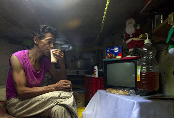 枯井儘管潮濕悶熱，但兩位老人住得很開心。(RAUL ARBOLEDA/AFP/Getty Images)