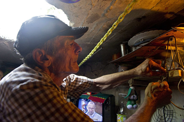 米格尔和玛丽亚安于住在枯井之中。(RAUL ARBOLEDA/AFP/Getty Images)