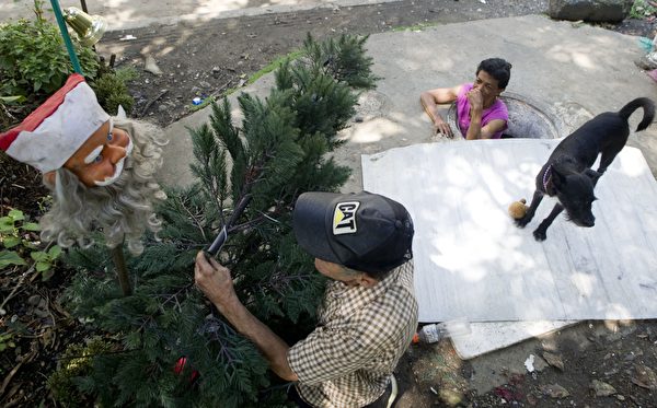 節日來臨之前，兩位老人會裝飾枯井口的小花園，迎接節日。(RAUL ARBOLEDA/AFP/Getty Images)