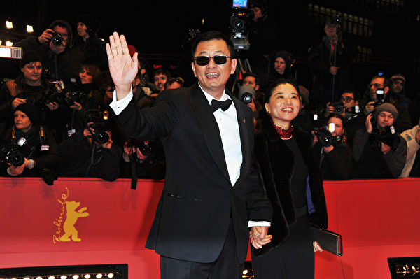 王家衛攜妻子陳以靳在第63屆柏林國際電影節走紅毯。 (Pascal Le Segretain/Getty Images)