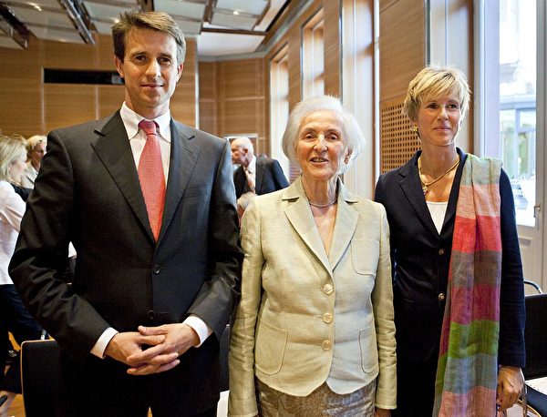 图片从左至右依次为：德国宝马汽车制造商大股史蒂凡 ⋅ 科万特、他的母亲乔安娜 ⋅ 科万特（已故）、苏珊娜 ⋅ 克拉藤。此图摄于2009年。（FRANK RUMPENHORST/AFP/Getty Images）