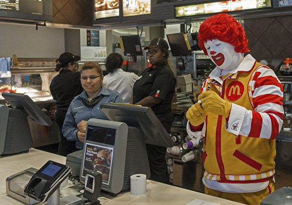 老妇人到麦当劳讨要一杯热水，遭到拒绝。(PAUL J. RICHARDS/AFP/Getty Images)