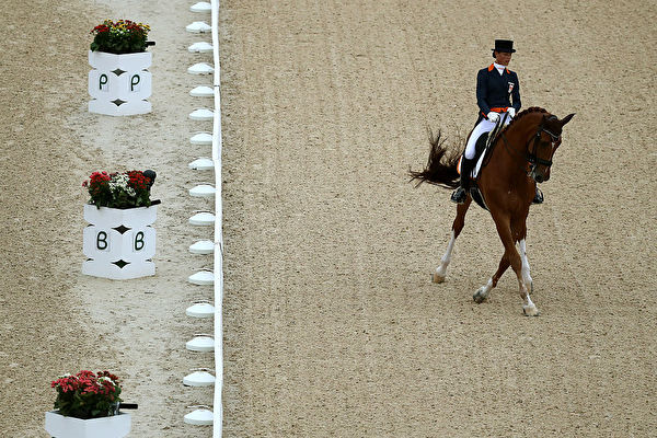 2016年8月10日的里約奧運馬術比賽現場，荷蘭馬術女將在場上做了退出比散的決定，所有人都佩服她為保護戰友的不捨。（Parzival competes the Rio 2016 Olympic Games at the Olympic Equestrian Centre on August 10, 2016 in Rio de Janeiro, Brazil. （Sean M. Haffey/Getty Images）