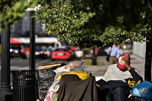 有研究报告表示，美国大部分街友的精神状况不好。(BRENDAN SMIALOWSKI/AFP/Getty Images)