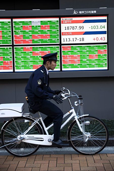 這是東京街頭的警察。（BEHROUZ MEHRI/AFP/Getty Images）