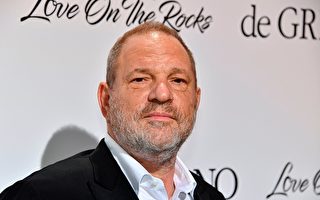 近日，越来越多的受害人站出来指控著名好莱坞制片人哈维·韦恩斯坦（Harvey Weinstein）。(YANN COATSALIOU/AFP/Getty Images)