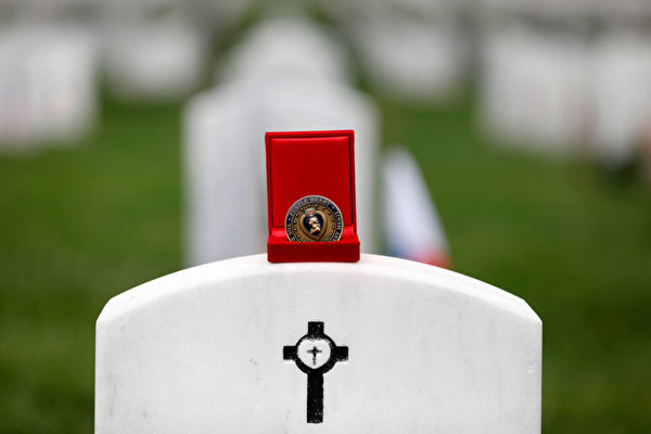 根據關係的親疏，人們會在士兵墓碑上放置不同金額的硬幣。(Aaron P. Bernstein/Getty Images)