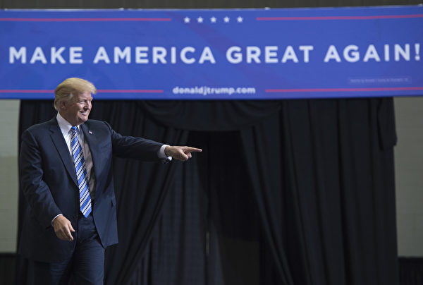 2017年8月3日，川普總統來到西弗吉尼亞州Huntington，出席「讓美國再度偉大」的集會。（SAUL LOEB/AFP/Getty Images）