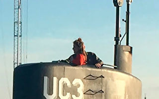 2017年8月10日瑞典女記者金·沃尔（Kim Wall）在哥本哈根港口站在私人潛艇UC3 Nautilus的甲板上。潛艇在當晚在哥本哈根港外海中沉沒。數天後後女記者遭到肢解的屍體被人發現。(VALDSTED/AFP/Getty Images)