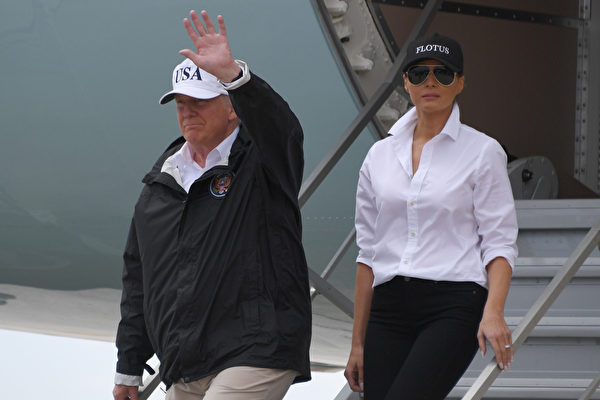 8月29日，第一夫人梅拉尼亚随川普总统访问德州飓风灾区时的装束。(JIM WATSON/AFP/Getty Images)