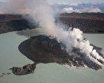 组图：南太平洋小岛火山爆发  1.1万人撤离