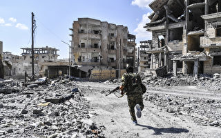 周日（10月15日），美国支持的叙利亚盟军已经在拉卡对残余伊斯兰国恐怖组织（IS）武装分子发动最后阶段战斗。(B ULENT KILIC/AFP/Getty Images)