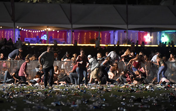 就在拉斯维加斯突然陷入枪林弹雨的时刻，一些默默无闻的人却在突如其来的混乱中，不顾自己的生命危险，保护救援他人，展现了自己英雄的一面。(David Becker/Getty Images)