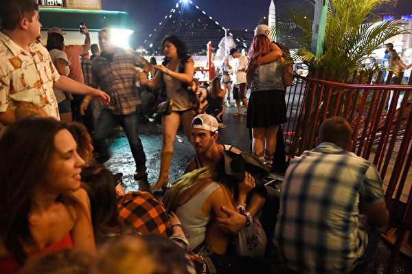 美國賭城拉斯維加斯音樂會現場大約在晚間11點左右出現槍響，群眾開始四處驚慌逃竄。（David Becker/Getty Images)