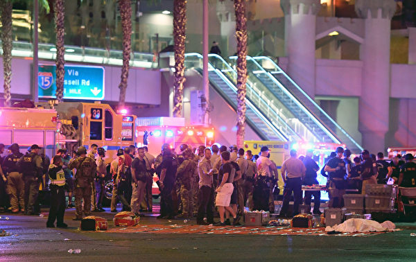 當地時間10月１日晚，美國拉斯維加斯市曼德勒海灣酒店附近發生槍案，造成至少50人死亡，400多人受傷。(Ethan Miller/Getty Images)
