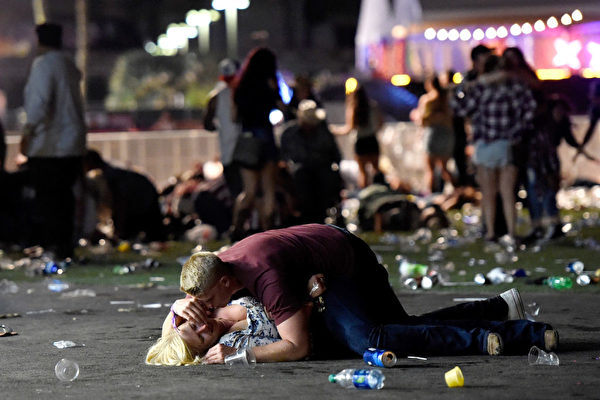 当地时间10月１日晚，美国拉斯维加斯市曼德勒海湾酒店附近发生枪案，造成至少50人死亡，400多人受伤。(David Becker/Getty Images)
